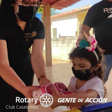 Rotary Catatumbo dota de zapatos a los niños de Valle Frío II